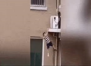 Rơi xuống từ tầng 5, bé trai thoát chết nhờ hành động nhanh nhạy của người đàn ông
